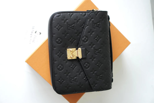 Pochette Metis in Black Empreinte leather
