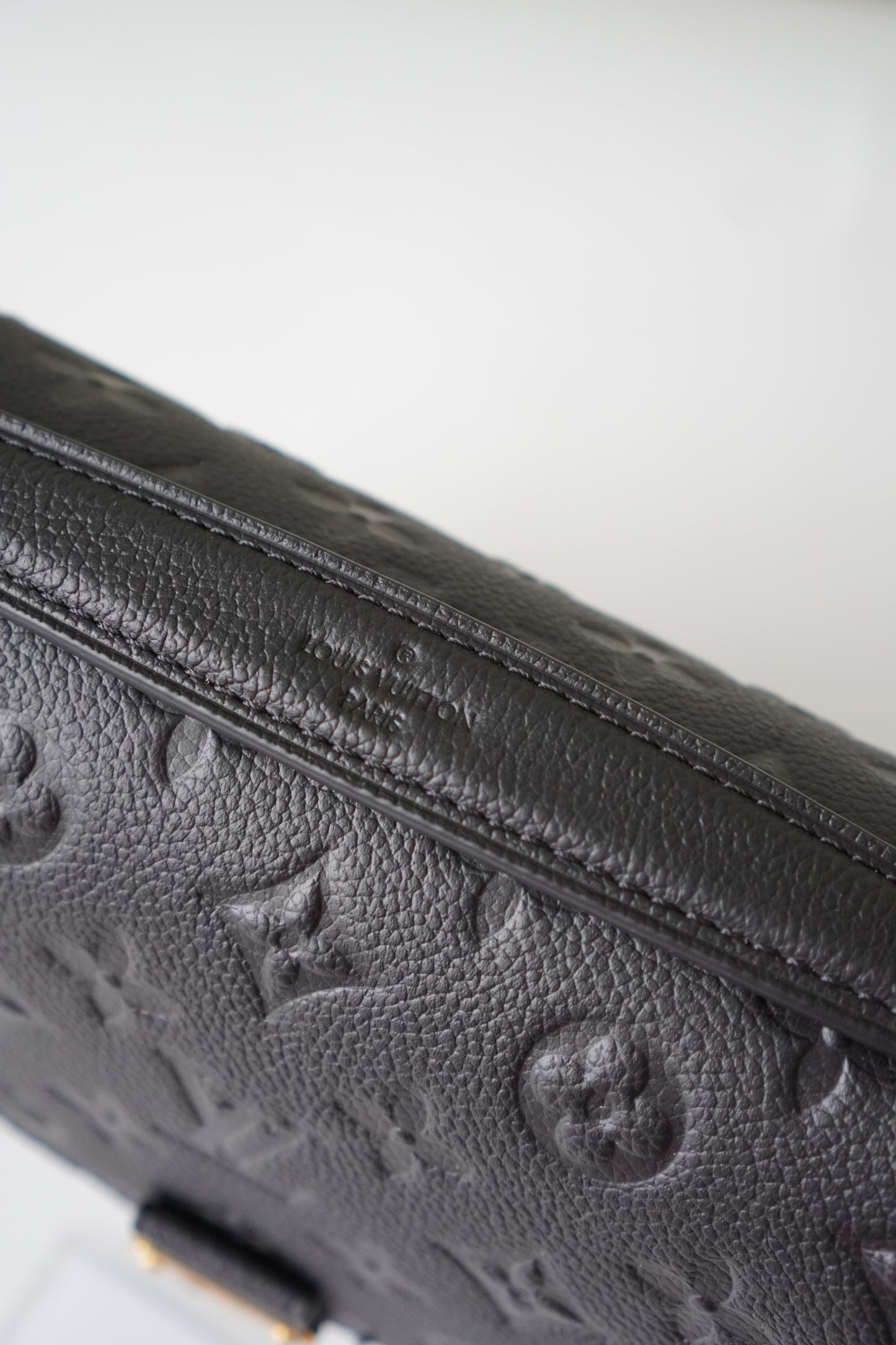 Pochette Metis in Black Empreinte leather