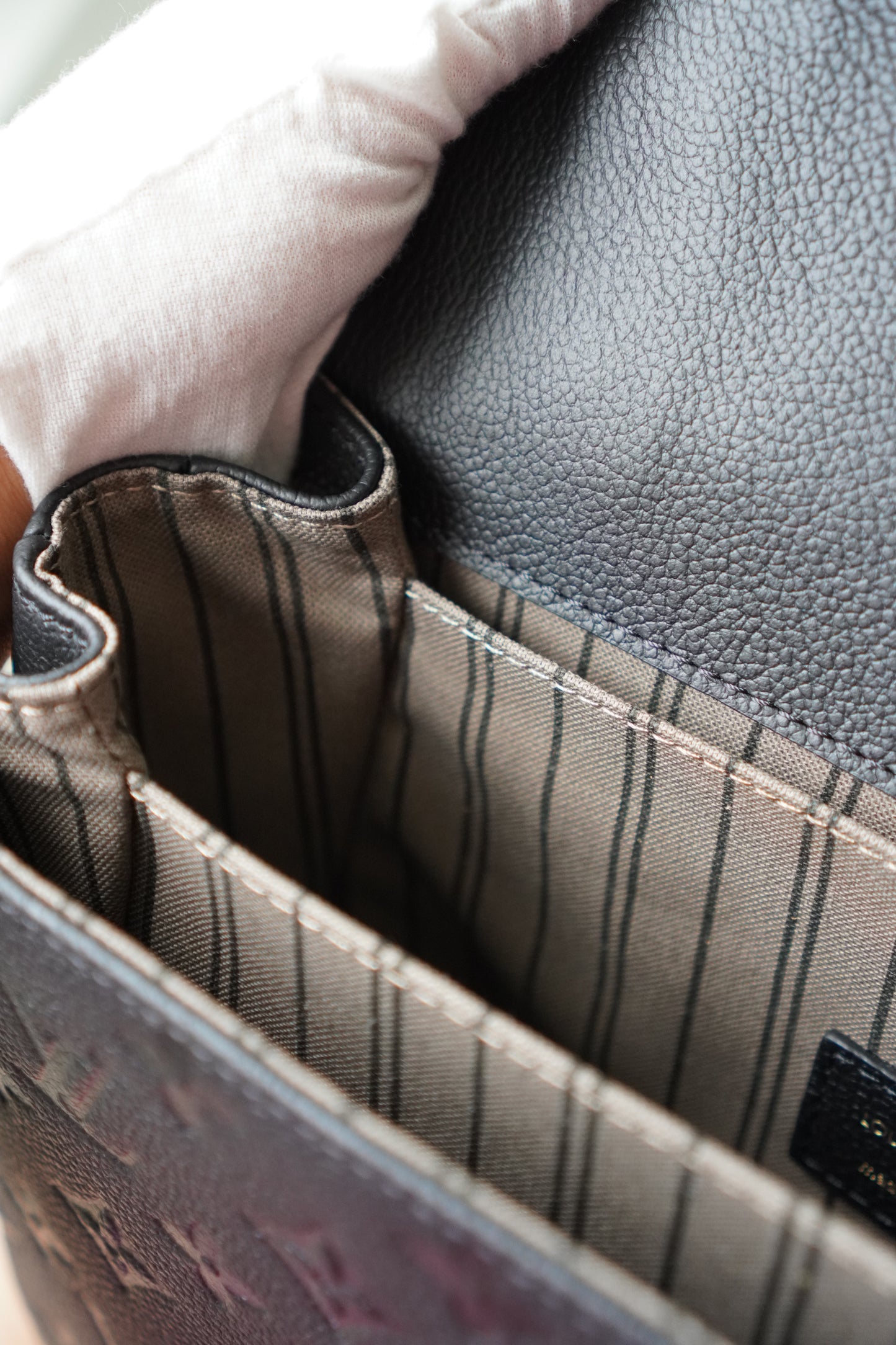 Pochette Metis in Black Empreinte leather