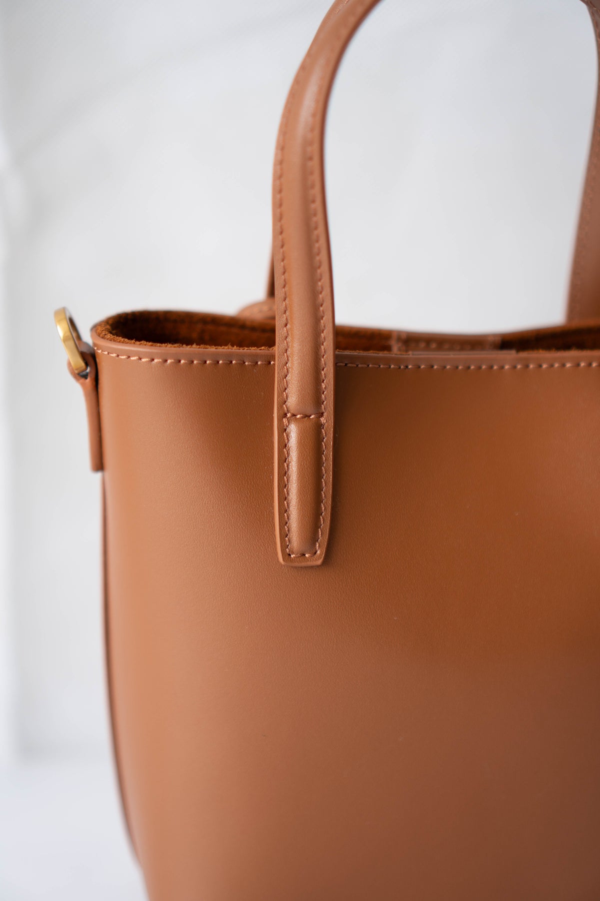Toy Shopping Tote Bag – Tan Smooth Leather with Gold Hardware