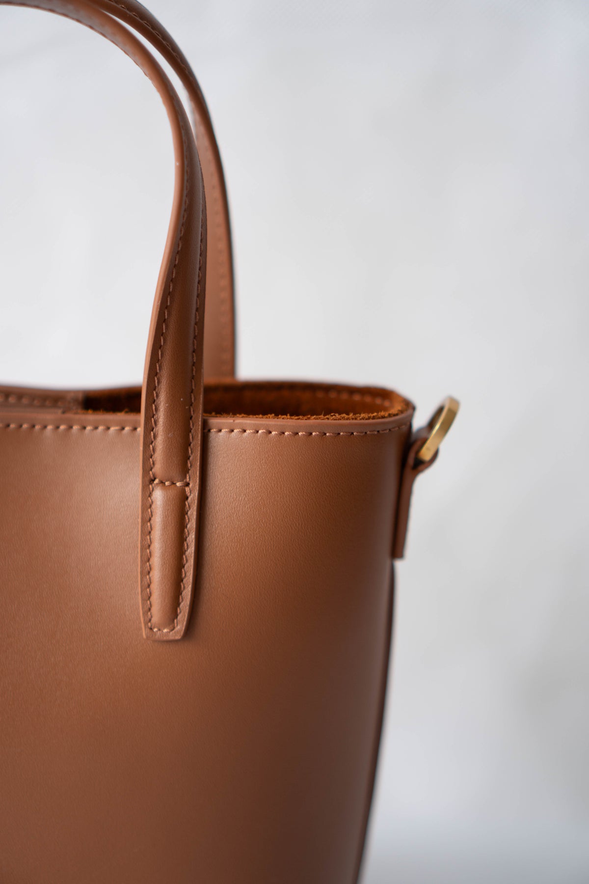Toy Shopping Tote Bag – Tan Smooth Leather with Gold Hardware