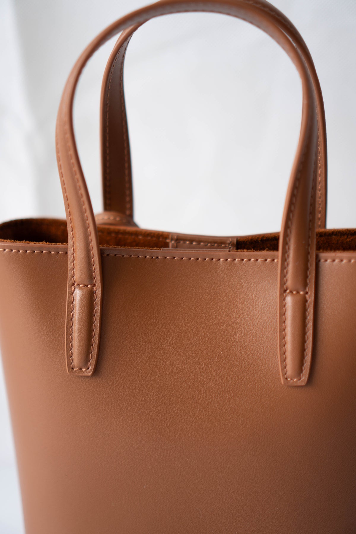Toy Shopping Tote Bag – Tan Smooth Leather with Gold Hardware