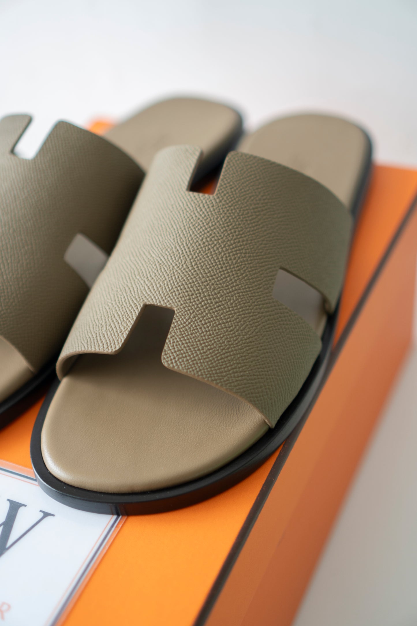 Izmir Sandals in Etoupe Epsom Leather