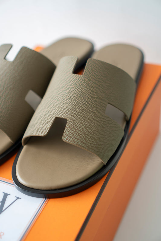 Izmir Sandals in Etoupe Epsom Leather