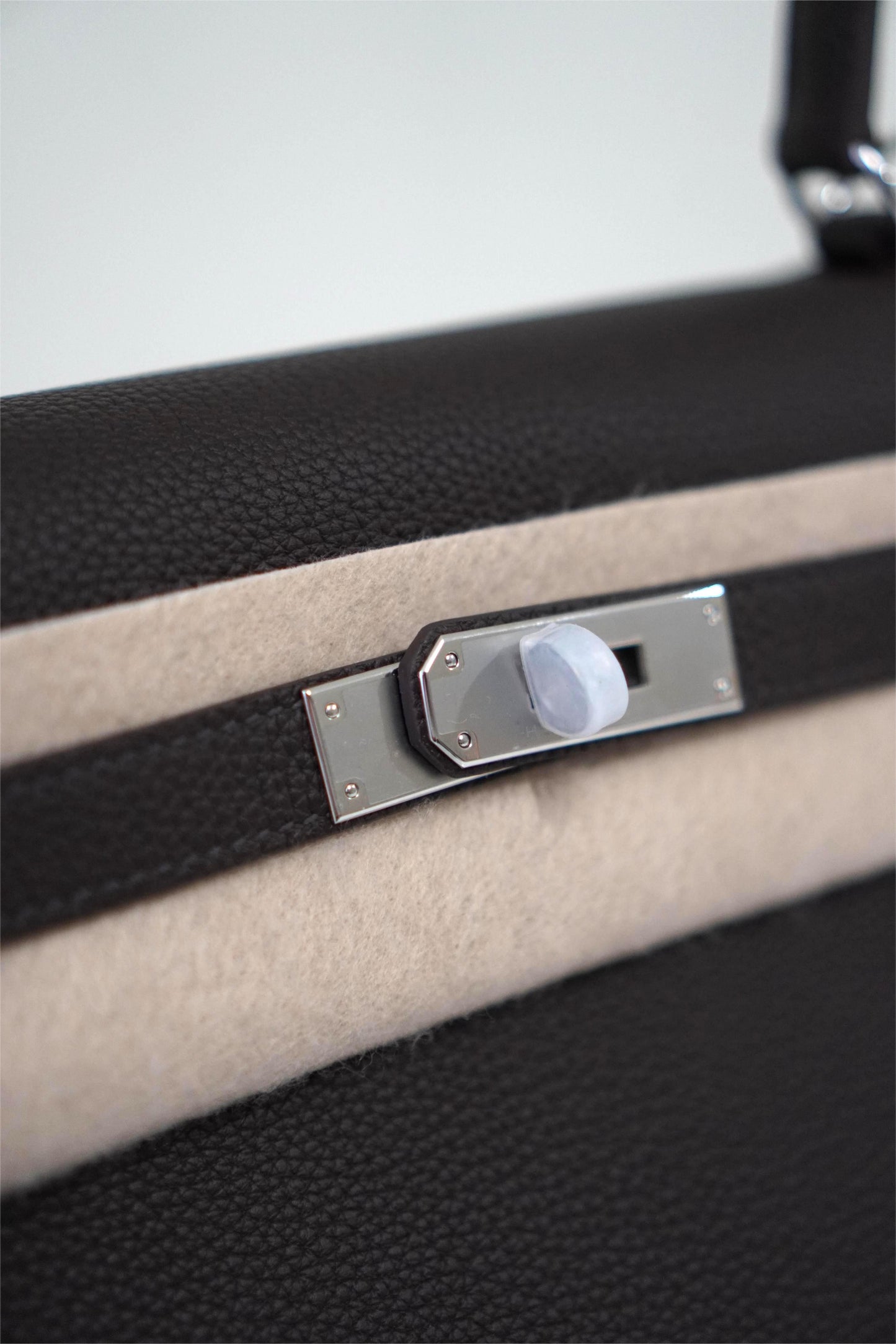 KL Shoulder 42 in Ebene leather