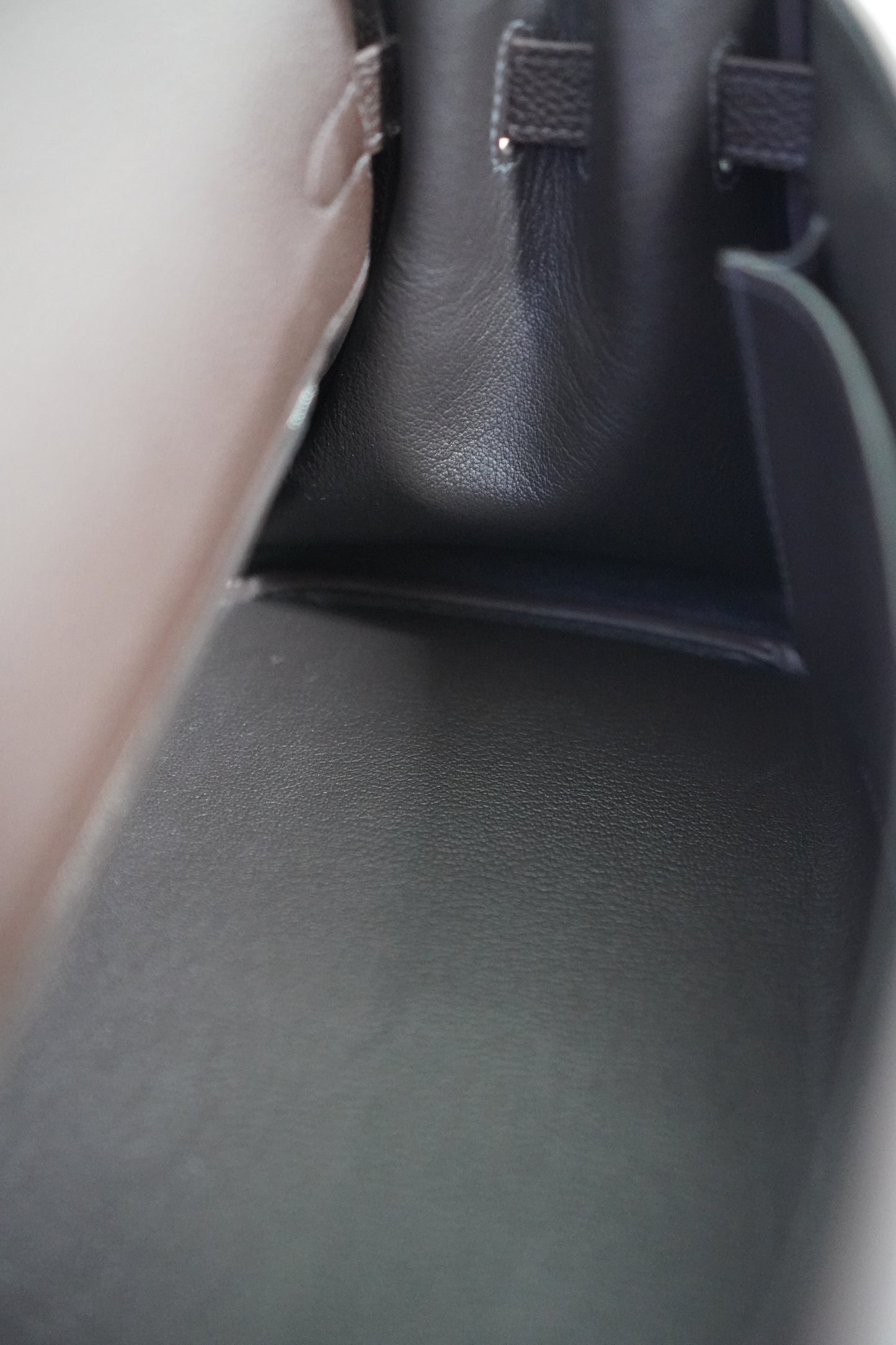 KL Shoulder 42 in Ebene leather