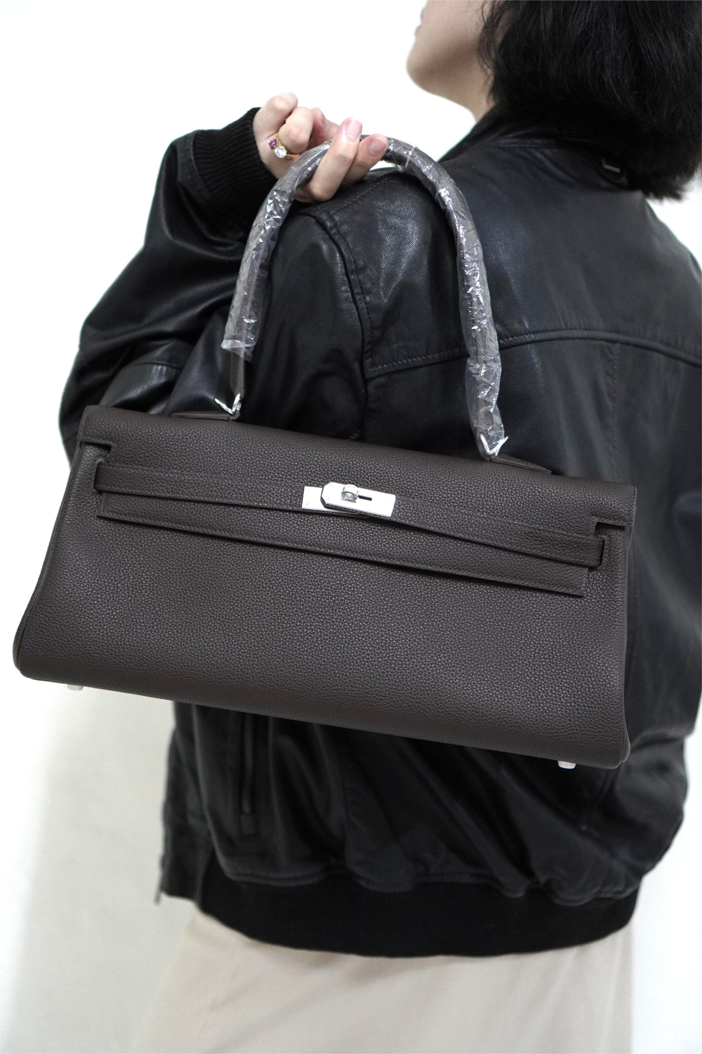 KL Shoulder 42 in Ebene leather