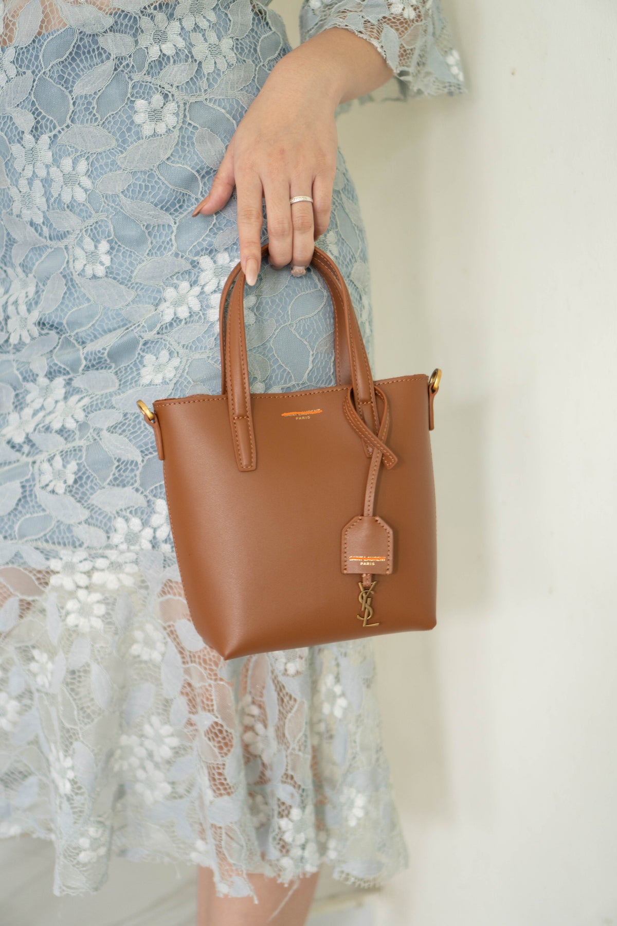 Toy Shopping Tote Bag – Tan Smooth Leather with Gold Hardware