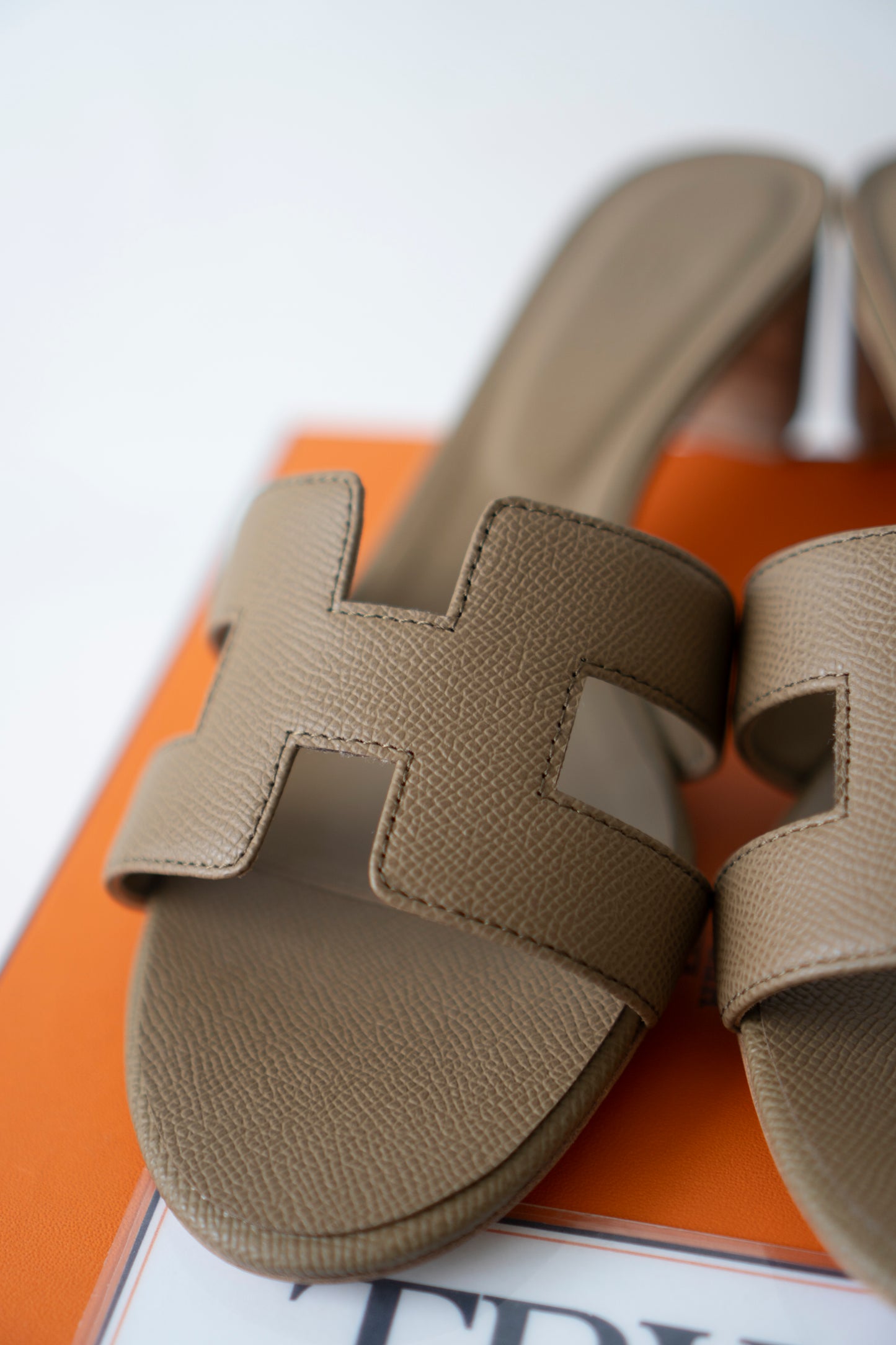 Oasis Sandals – Etoupe Epsom Leather