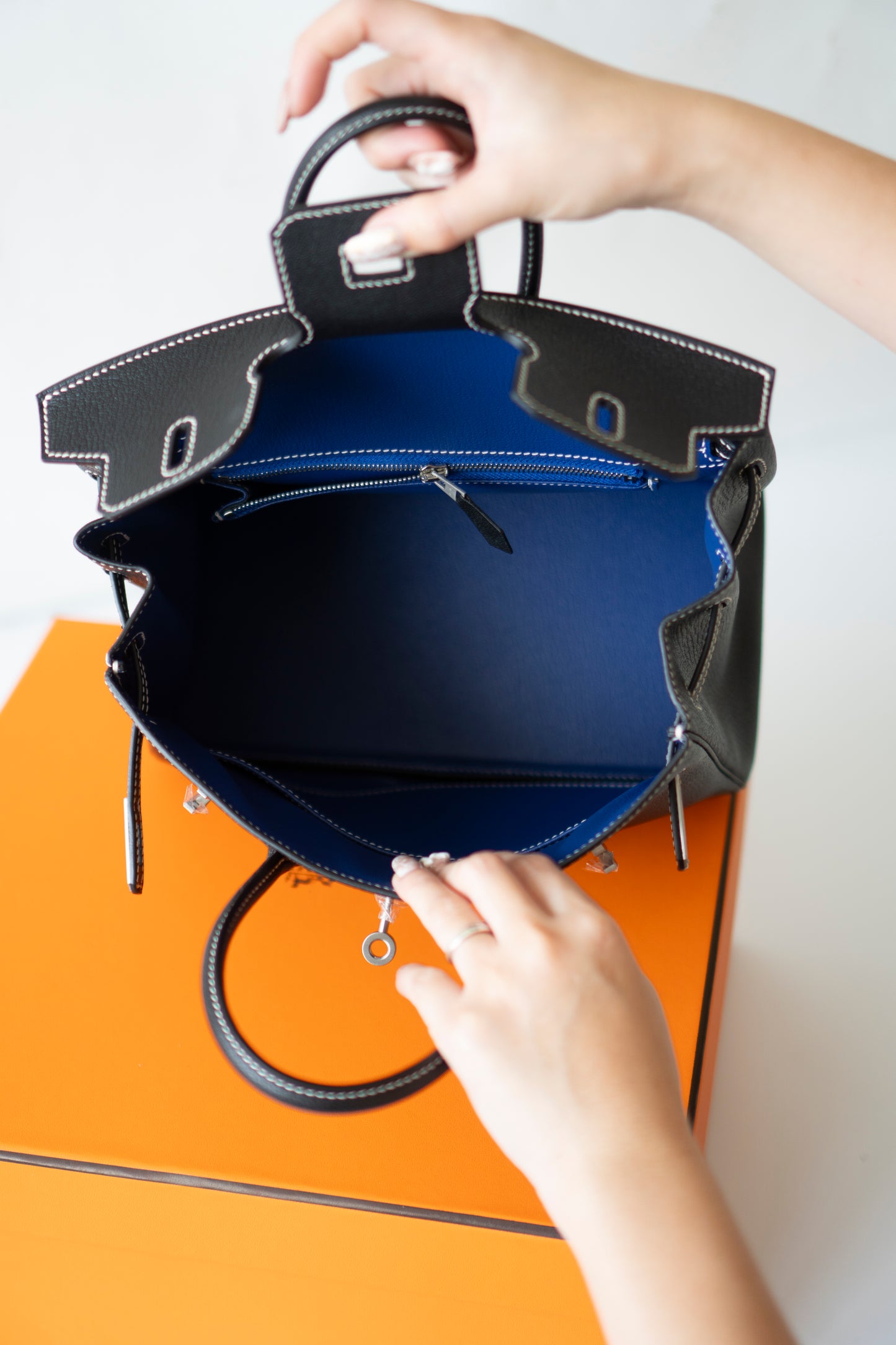 BK 25 Verso – Noir Chèvre with Blue Électrique Interior | Special Order (HSS)