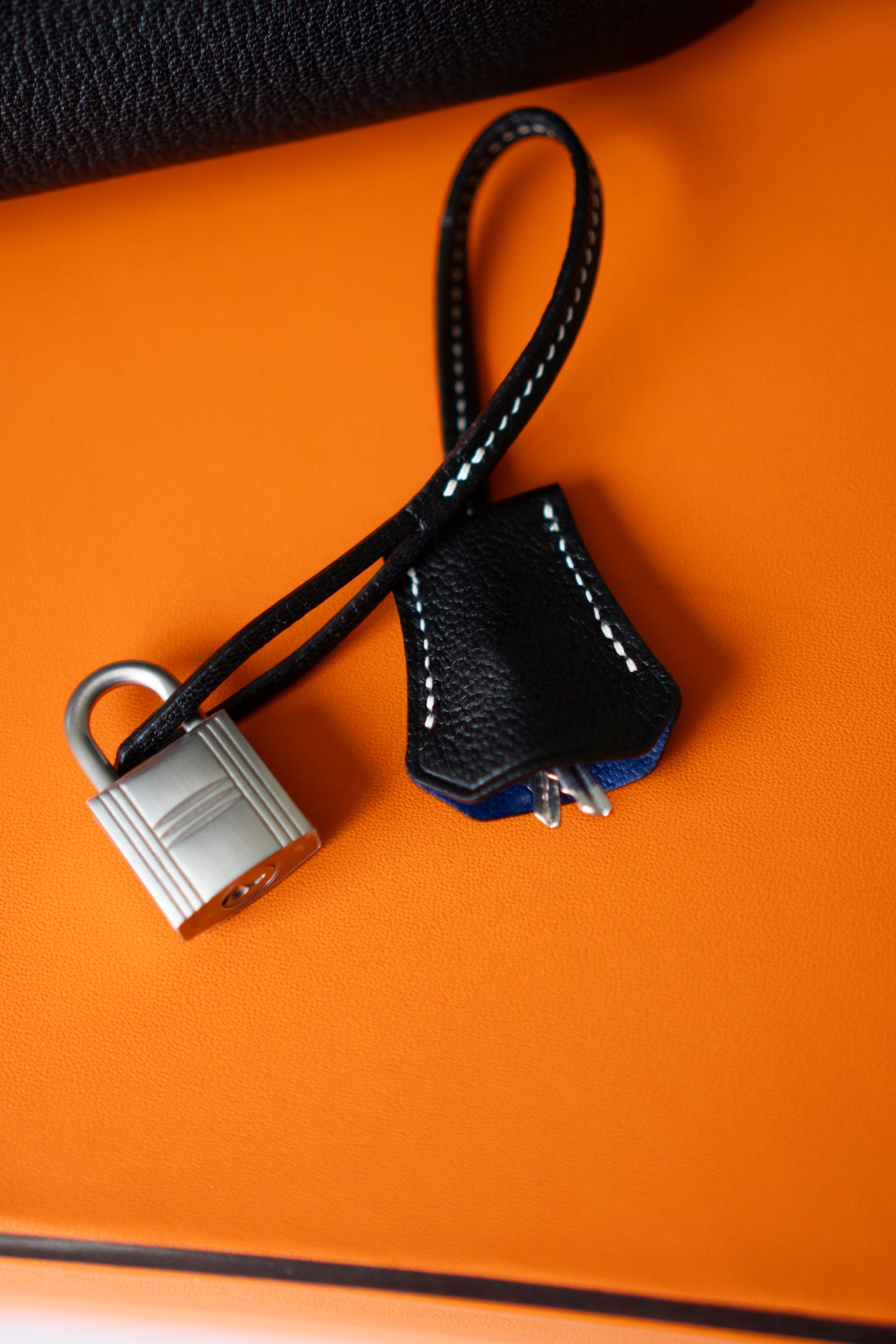 BK 25 Verso – Noir Chèvre with Blue Électrique Interior | Special Order (HSS)
