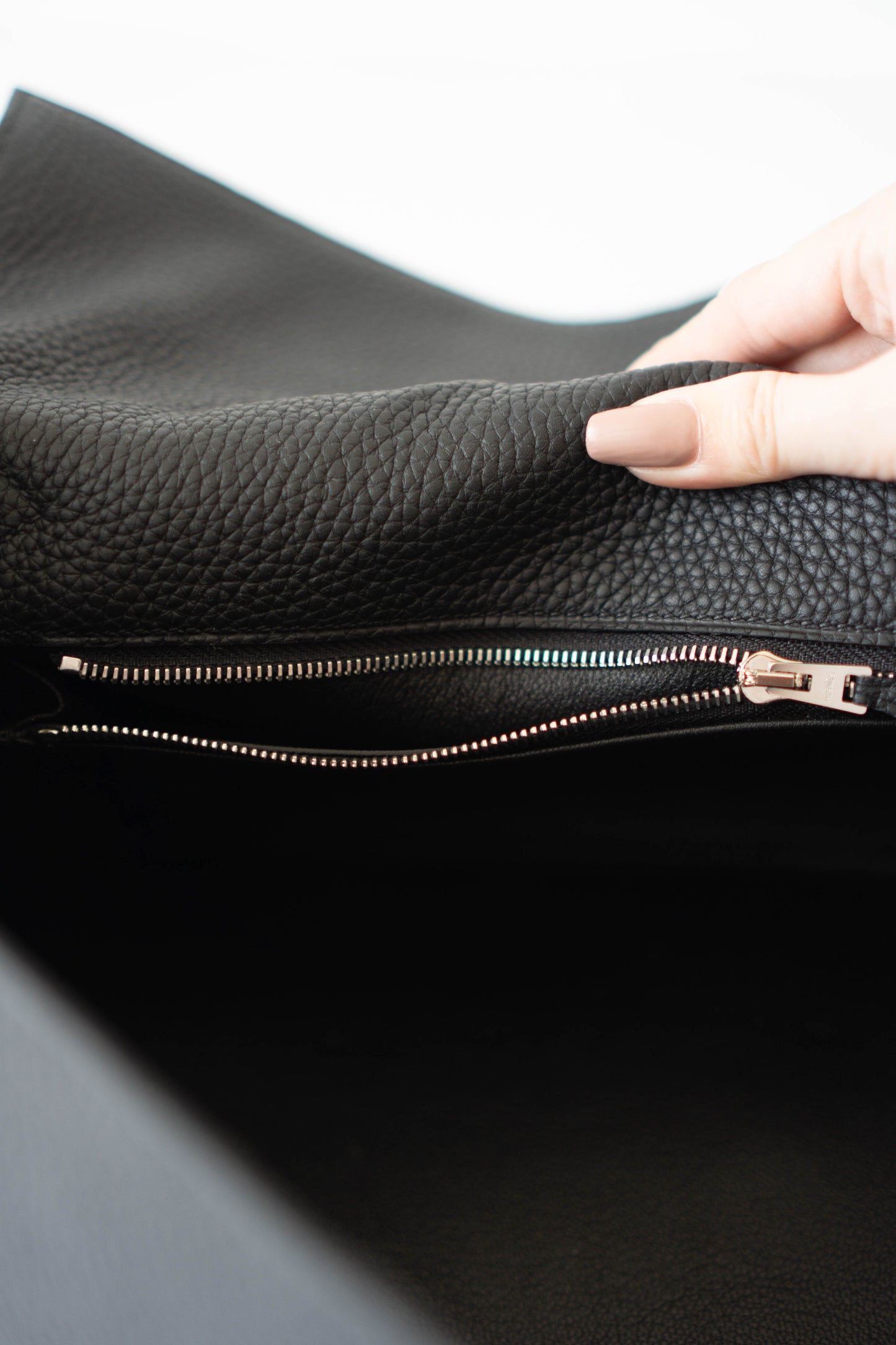 Shoulder KL 42 – Noir Clemence Leather with Palladium Hardware