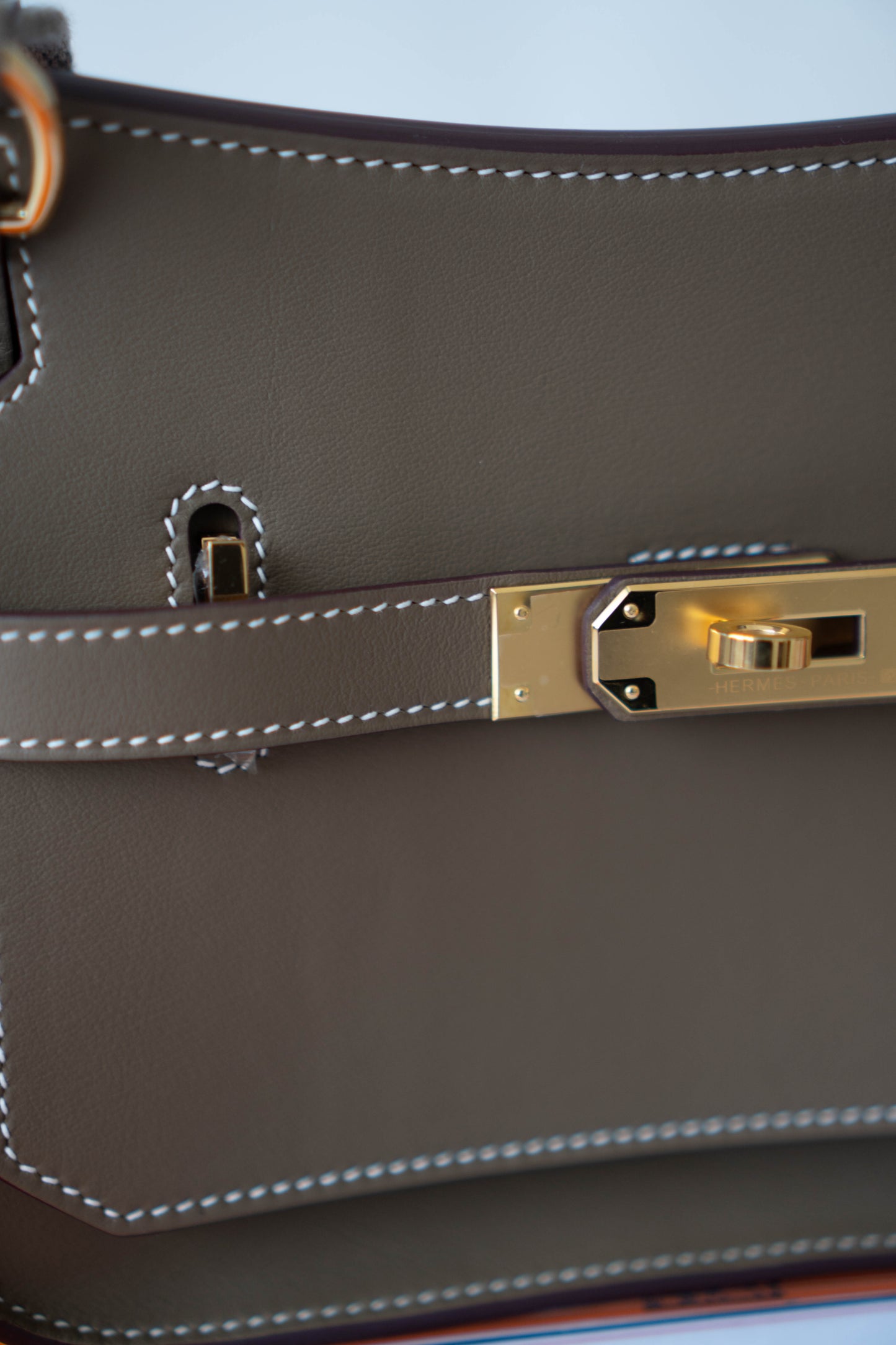 Mini Jypsière – Etoupe Swift Leather with Gold Hardware